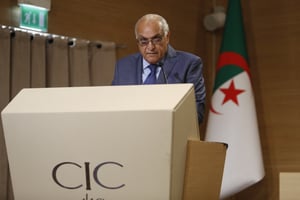 Le ministre algérien des Affaires étrangères Ahmed Attaf lors d’une conférence de presse sur la crise au Niger à Alger, le 29 août 2023. © Fazil Abd Erahim / ANADOLU AGENCY / Anadolu Agency via AFP