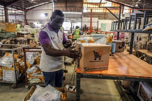 Un employé de la société Jumia étiquette un colis dans l’entrepôt de Lagos, le 20 janvier 2020. © Temilade Adelaja / Reuters