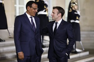 Mohamed Bazoum et Emmanuel Macron, au palais de l’Élysée, le 16 février 2022. © LUDOVIC MARIN/AFP