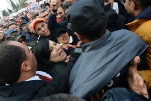 La présidente du PDL, Abir Moussi, bloquée par la police lors d’une manifestation à Carthage contre le président tunisien, le 14 janvier 2023. © Sofiene HAMDAOUI / AFP