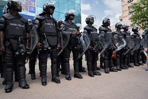 Des policiers montent la garde lors de la manifestation à Accra, le 5 novembre 2022. © Ernest Ankomah/Getty Images via AFP