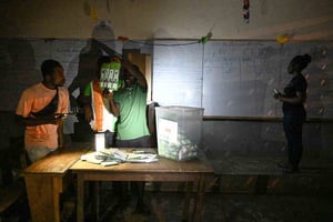 Des agents de la Commission électorale indépendante (CEI) comptent les bulletins de vote pour les élections municipales et régionales dans la commune du Plateau à Abidjan, le 2 septembre 2023. © Sia KAMBOU/AFP