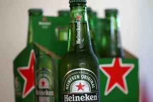 Le fabricant de bière néerlandais Heineken, deuxième brasseur mondial en volume, a revu à la baisse ses prévisions de croissance des bénéfices pour 2023. © Justin Sullivan/Getty Images via AFP
