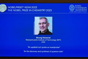 Le chimiste Moungi Bawendi apparaît sur un écran lors de l’annonce des lauréats du prix Nobel de chimie 2023 à l’Académie royale des sciences de Suède à Stockholm, le 4 octobre 2023. © Jonathan NACKSTRAND / AFP