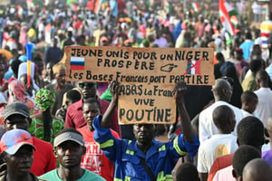 Lors d’une manifestation à Niamey, au Niger, devant la base aérienne française, le 16 septembre 2023. © AFP.