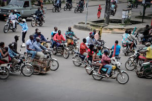 Ces deux derniers mois, les délits impliquant des motos-taxis au Cameroun se sont comptés par centaines, incitant le gouvernement à agir. Ici, dans les rues de Douala. © Nicolas Eyidi
