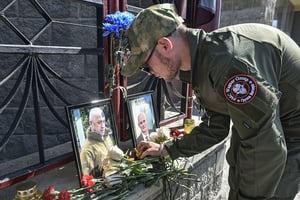 Un mémorial en l’honneur d’Evgueni Prigojine et de Dmitri Utkin, à Novossibirsk, en Russie, le 24 août 2023. © REUTERS