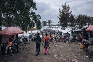 Sur la place du marché du camp de déplacés de Rusayo, qui abrite des dizaines de milliers de personnes déplacées par la guerre, à la périphérie de Goma, dans l’est de la RDC, le 2 octobre 2023. © ALEXIS HUGUET/AFP