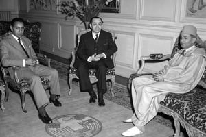 Pierre Mendès France, l’ancien président du Conseil des ministres français, entouré du sultan du Maroc, Mohammed V (à dr.), et du prince héritier, le futur Hassan II, à Saint-Germain-en-Laye, le 15 novembre 1955. © Roger-Viollet