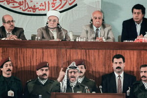 Le président de l’OLP, Yasser Arafat, lors de la séance d’ouverture du Conseil national palestinien, le 12 novembre 1988, à Alger. © JOEL ROBINE and MIKE NELSON / AFP