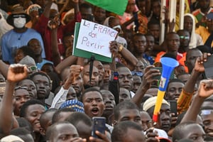 Des soutiens du régime militaire nigérien protestent devant la base aérienne française à Niamey, le 16 septembre 2023. © AFP.