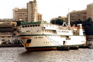 Le ferry Joola (ici dans le port de Dakar), qui reliait la région sud de la Casamance à Dakar, a coulé dans la nuit du 26 au 27 septembre 2002, à la suite d’une tempête, faisant officiellement 1 863 victimes. Les opérations de sauvetage tardives, lancées le lendemain, n’ont permis de retrouver que 64 personnes vivantes et de récupérer 500 corps. © AFP