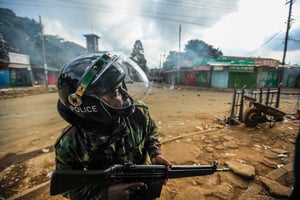 La police kényane en intervention après une manifestation de la coalition d’opposition Azimio à Nairobi, le 20 mars 2023. © Gerald Anderson/Anadolu Agency/AFP