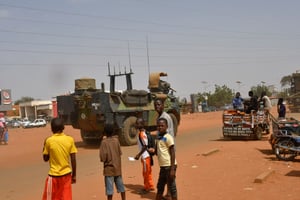 Un véhicule militaire de l’armée française traverse le quartier du Lazaret à Niamey, le 10 octobre 2023. © AFP