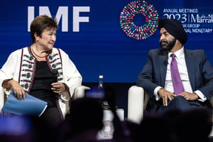 La directrice générale du Fonds monétaire international, Kristalina Georgieva et Ajay Banga, président de la Banque mondiale, participent à une conférence de presse lors des réunions annuelles du FMI et de la BM, à Marrakech, le 12 octobre 2023. © FADEL SENNA/AFP