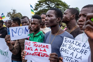 Des opposants à Faustin-Archange Touadéra manifestent contre un troisième mandat du président centrafricain, à Bangui, le 27 août 2022. © Barbara DEBOUT/AFP