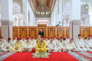 Mohammed VI accomplit la prière du vendredi à la mosquée « Al Hadi » à Salé, le 6 octobre 2013. © MAP