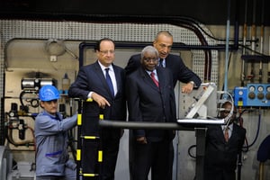 Francois Hollande, Armando Guebuza et Iskandar Safa, à Cherbourg, en Normandie, en 2013. © WITT/SIPA
