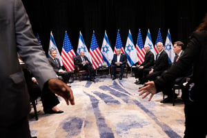 Le secrétaire d’État américain Antony Blinken et le président américain Joe Biden avec le Premier ministre israélien Benyamin Netanyahou lors de la réunion du cabinet de guerre israélien, à Tel-Aviv le 18 octobre 2023. © Brendan Smialowski / AFP