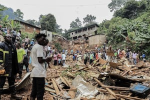 Dans le district de Mbankolo, au nord-ouest de Yaoundé, le 9 octobre 2023, à la suite d’un glissement de terrain provoqué par des pluies abondantes. © ETIENNE NSOM/AFP