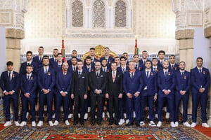 Le roi du Maroc Mohammed VI pose avec les joueurs de l’équipe nationale de football du pays au palais royal de Rabat, à leur retour après la Coupe du monde 2022 au Qatar. © MAP
