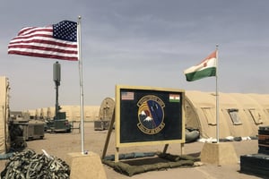 Un drapeau américain et un drapeau nigérien hissés côte à côte sur la base aérienne 201 à Agadez, le 16 avril 2018. © Carley Petesch/AP/SIPA