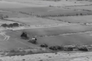 Capture d’écran tirée d’une vidéo diffusée par l’armée israélienne le 26 octobre 2023 montre un « raid ciblé » dans le nord de Gaza avec des chars et de l’infanterie. © Israeli Army / AFP