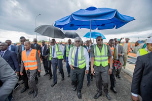 Le Premier ministre ivoirien, Robert Beugré Mambé, sur le chantier de la voie de contournement d’Abidjan, le 26 octobre 2023. © DR / Gouv CI