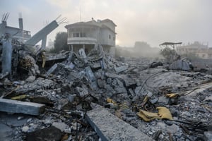 Les décombres de bâtiments détruits lors de raids aériens israéliens dans le sud de la bande de Gaza le 8 novembre 2023 à Khan Yunis. © Ahmad Hasaballah / GETTY IMAGES EUROPE / Getty Images via AFP