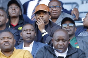 Samuel Eto’o dans les tribunes du match de qualification pour la CAN 2023 entre la Namibie et le Cameroun au stade Dobsonville de Soweto, le 28 mars 2023. © PHILL MAGAKOE/AFP