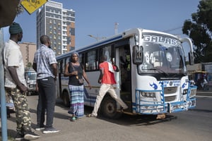 Un bus Tata à Dakar, le 2 novembre 2023. © Sylvain Cherkaoui pour JA