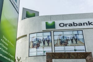 La façade de la banque Orabank, à Abidjan, en Côte d’Ivoire, en mars 2016. © Jacques Torregano pour JA.