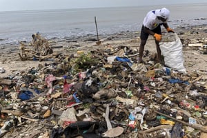 Opération de nettoyage sur une plage de Conakry, en Guinée, le 26 novembre 2022. © Chau Cuong Le / Hans Lucas.