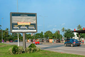 Panneau d’affichage publicitaire JCDecaux, sur la route de l’aéroport, à Abidjan. © JCDECAUX AFRICA