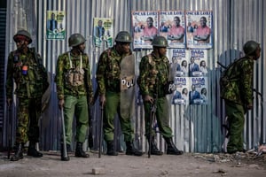 Des policiers kényans à Nairobi, le 15 août 2022. © Luis Tato / AFP