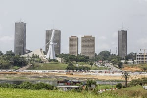 Début des premières opérations du projet d’aménagement de la baie de Cocody, en mars 2016, au pied de la commune du Plateau et de la cathédrale Saint-Paul d’Abidjan. © Jacques Torregano pour JA