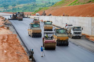 Le chantier de la voie de contournement du centre-ville d’Abidjan, couramment appelée « autoroute Y4 », reliant les communes de Bingerville (Sud-Est) et d’Ébimpé (Nord-Ouest), doit s’achever d’ici à la fin de 2023. Ici, le 26 octobre 2023. © FLICKR GOUVERNEMENT DE COTE D’IVOIRE