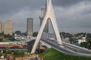 À Abidjan, le pont Alassane-Ouattare enjambe désormais la lagune Ébrié entre Cocody et le Plateau. Ici, le 12 août 2023, juste avant la cérémonie d’inauguration. © Sia KAMBOU/AFP