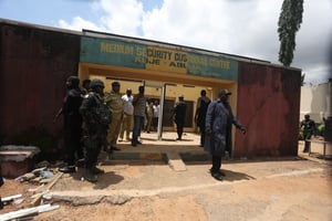 Devant le centre pénitencier de moyenne sécurité de Kuje, près d’Abuja, au Nigeria, le 6 juillet 2022. © Kola Sulaimon / AFP