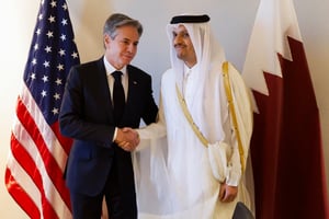 Le Premier ministre du Qatar Mohammed ben Abderrahmane Al-Thani et le secrétaire d’État américain Antony Blinken en Jordanie, le 4 novembre 2023. © JONATHAN ERNST / POOL / AFP