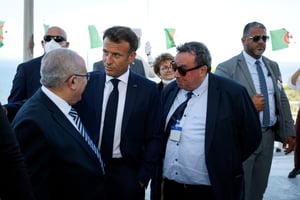 Le président français Emmanuel Macron et l’historien Benjamin Stora avec l’ancien ministre algérien Ramtane Lamamra à Alger, le 25 août 2022. © Ludovic MARIN/AFP