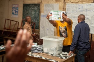Dans un bureau de vote à Antananarivo, le 16 novembre 2023, lors du premier tour de l’élection présidentielle malgache. © MAMYRAEL/AFP