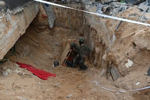 Des soldats se tiennent à côté de ce que l’armée israélienne considère comme l’entrée d’un tunnel creusé par des militants du Hamas à l’intérieur du complexe hospitalier Al-Shifa dans la ville de Gaza, le 22 novembre 2023. © Ahikam SERI / AFP