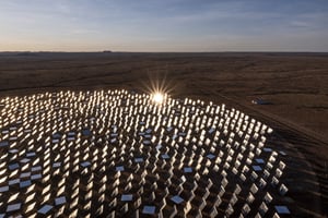 Vue générale des héliostats de la centrale KHI Solar One exploitée par Coxabengoa à Upington en Afrique du sud, le 21 novembre 2023. © EMMANUEL CROSET/AFP