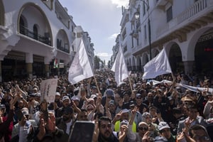 Des milliers d’enseignants manifestent contre les conditions actuelles des contractuels, à Rabat, le 7 novembre 2023. © Mosa’ab Elshamy/AP/SIPA