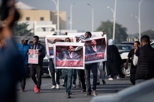 Protestations contre  Mohamed Ould Abdelaziz au premier jour de son procès, le 25 janvier 2023, à Nouakchott. © Med LEMIN RAJEL / AFP.