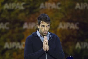 Mosab Hassan Youssef salue le public après le discours qu’il a tenu lors du congrès annuel de l’American Israel Public Affairs Committee (AIPAC), le 1er mars 2015. © Cliff Owen/AP/SIPA