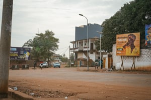 Une rue déserte à Bissau, le 1er décembre 2023. © SAMBA BALDE / AFP)