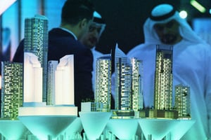 Dubai se démarque par ses grandes tours aux reflets scintillants (ici une exposition au Dubai World Trade Centre, en 2019). © Karim SAHIB/AFP.