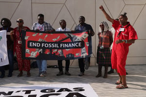 Des activistes du climat manifestent en marge de la COP28 à Dubaï, le 10 décembre 2023. © Photo by SEAN GALLUP / GETTY IMAGES EUROPE / Getty Images via AFP